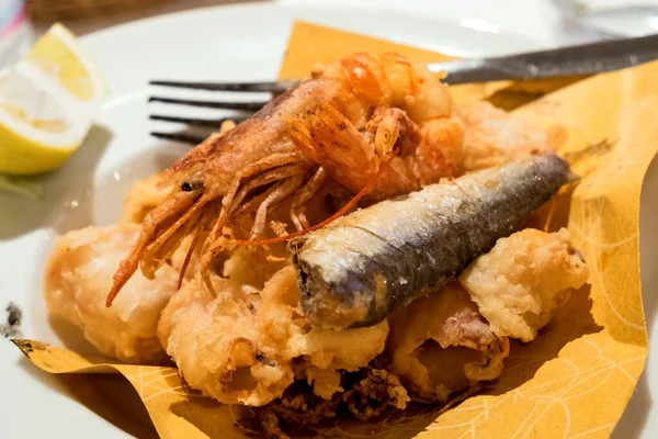 Fritto Misto Breaded Покрытый Темпурой Seafood Calamari Ohopus Fashion Mides — стоковое фото