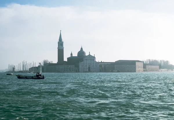 意大利威尼斯的轮渡船被用作公共交通 出租车 应急和送货服务 他们从圣马可广场的终点站出发 — 图库照片