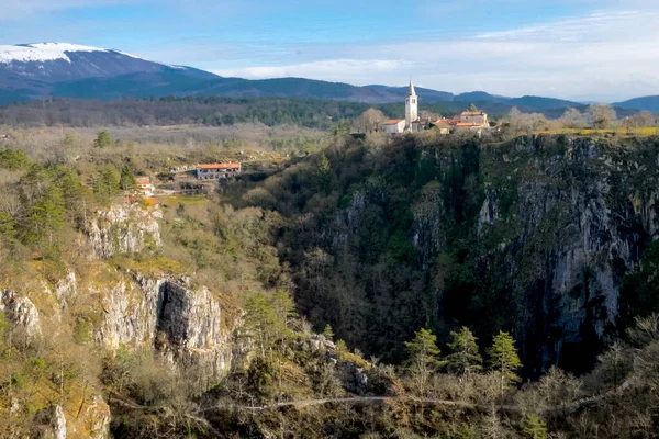 Μεσαιωνικό Χωριό Kocjan Στη Σλοβενία Βρίσκεται Στο Μικρό Λόφο Που — Φωτογραφία Αρχείου