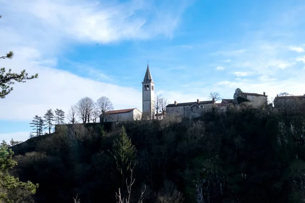 Średniowieczna Wieś Kocjan Słowenii Leży Małym Wzgórzu Otoczonym Stromymi Murami — Zdjęcie stockowe