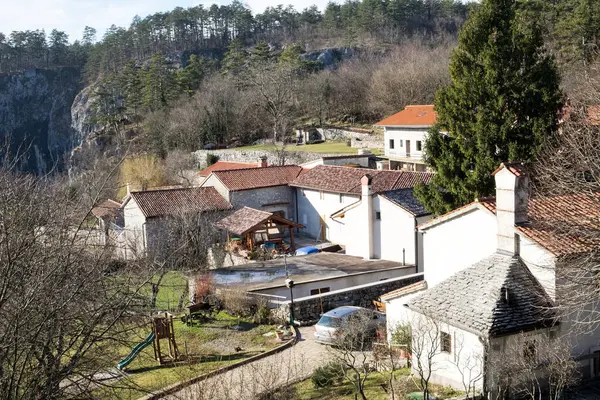 Μεσαιωνικό Χωριό Kocjan Στη Σλοβενία Βρίσκεται Στο Μικρό Λόφο Που — Φωτογραφία Αρχείου