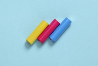 Mavi arkaplanda renkli piller