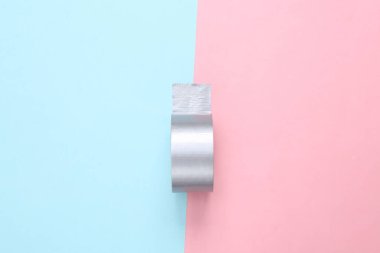 Mavi-pembe pastel arka planda bir rulo selobant. Minimalizm. Üst görünüm