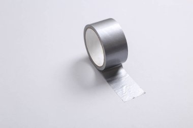 Gri arka planda bir rulo selobant. Minimalizm.