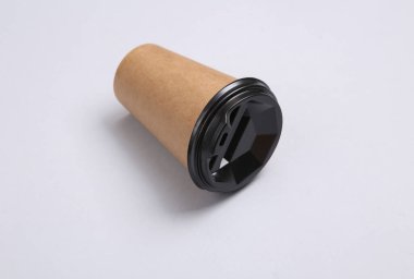 Gri kapaklı kahve fincanı.