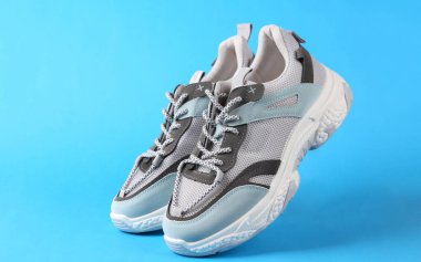 Mavi bir arka plan üzerinde spor ayakkabı