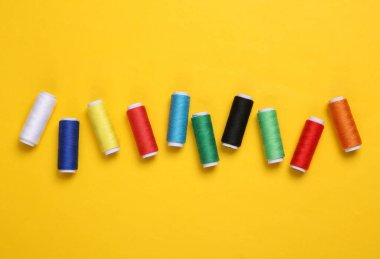 Sarı arkaplanda renkli iplik derileri