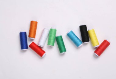 Beyaz arkaplanda renkli iplik derileri