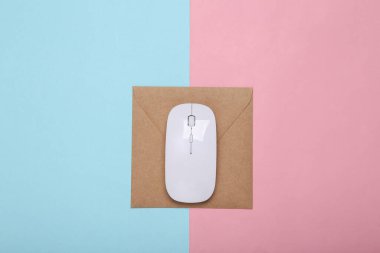 Mavi-pembe pastel arka planda bilgisayar faresi olan zarf. E- posta