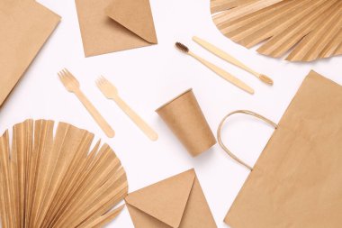 İçinde poşetler, zarf, cam, diş fırçası ve palmiye yapraklı çatal olan plastik set. Sıfır atık, çevre dostu konsept. Düz yatıyordu.