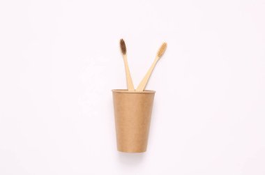 Bardakta plastiksiz diş fırçası. Sıfır atık, çevre dostu konsept. Düz yatıyordu.