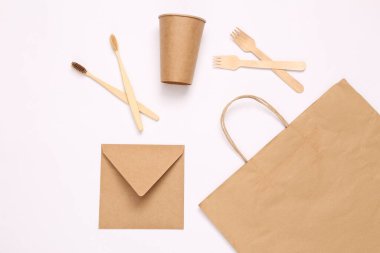 Poşet, zarf, cam, diş fırçası ve çatallı plastik set. Sıfır atık, çevre dostu konsept. Düz yatıyordu.