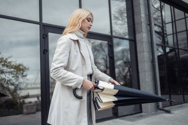 Spor salonunda antrenman mı? neon ışığı