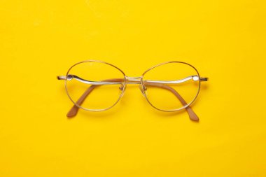 Sarı arka planda optik gözlük