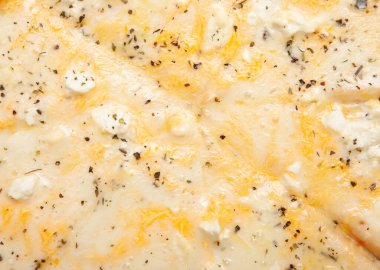 Peynirli pizzanın yakın çekim dokusu