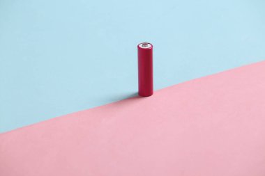 Mavi-pembe renkli arka planda AA pil. Minimalizm 