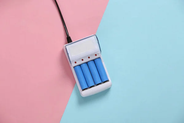 Cargador Batería Con Pilas Recargables Sobre Fondo Azul Pastel Rosa — Foto de Stock