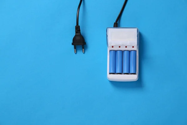 Ładowarka Akumulatorowa Akumulatorami Niebieskim Tle — Zdjęcie stockowe