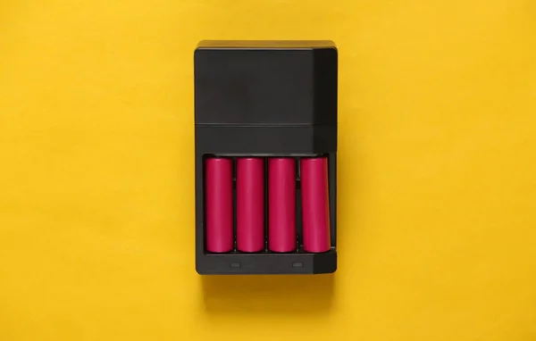 Cargador Batería Con Pilas Recargables Sobre Fondo Amarillo — Foto de Stock