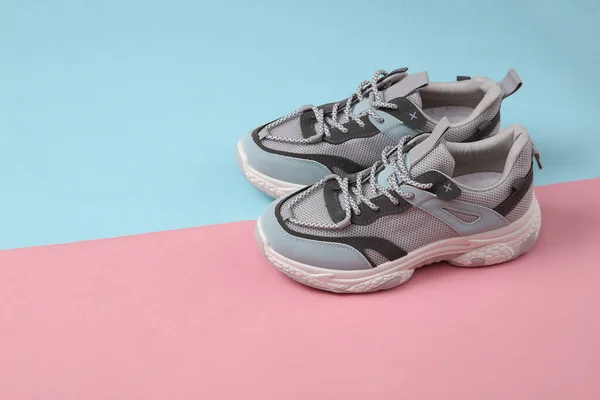 Sneakers Sportive Sfondo Blu Rosa Pastello Scarpe Corsa Tendenza Colore — Foto Stock