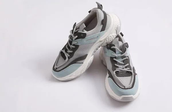 Tênis Esportivos Fundo Branco Sapatos Corrida — Fotografia de Stock