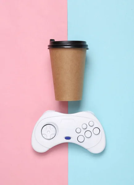 ゲームパッドとクラフトコーヒーカップピンクブルーの背景 — ストック写真