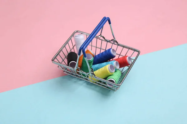 Koszyk Zakupy Szkicami Kolorowego Nici Niebiesko Różowym Pastelowym Tle — Zdjęcie stockowe