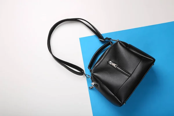 Stilvolle Ledertasche Auf Weiß Blauem Hintergrund Minimalismus Mode Accessoires Für — Stockfoto