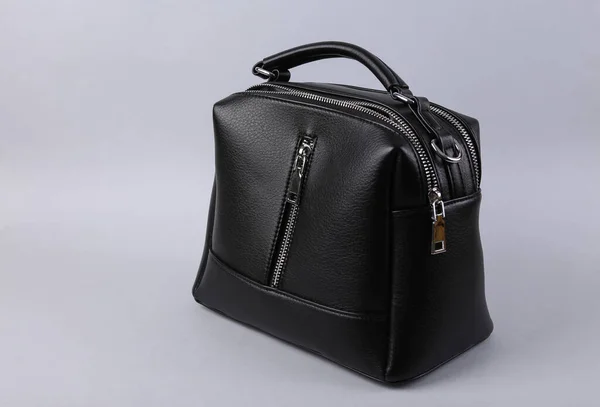 Stilvolle Schwarze Lederhandtasche Auf Grauem Hintergrund — Stockfoto