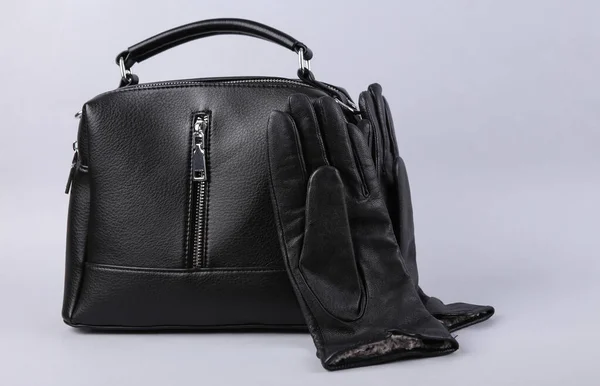 Stilvolle Schwarze Lederhandschuhe Und Handtasche Auf Grauem Hintergrund — Stockfoto