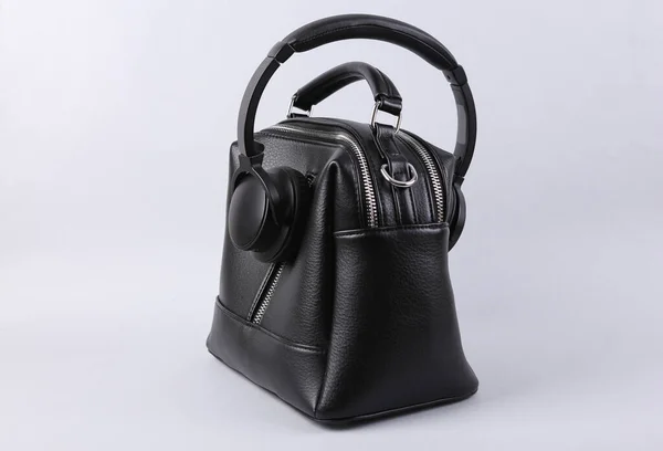 Stilvolle Schwarze Lederhandtasche Mit Kopfhörer Auf Grauem Hintergrund — Stockfoto