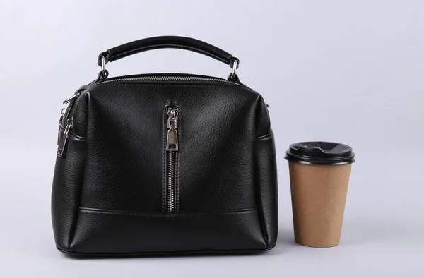 Bolsa Couro Preto Elegante Com Xícara Café Fundo Cinza — Fotografia de Stock