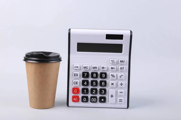 Gri Arkaplanda Hesap Makinesi Kahve Fincanı — Stok fotoğraf