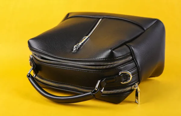 Stilvolle Schwarze Lederhandtasche Auf Gelbem Hintergrund — Stockfoto