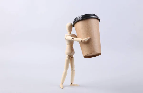 Holzpuppe Mit Kaffeetasse Auf Grauem Hintergrund — Stockfoto