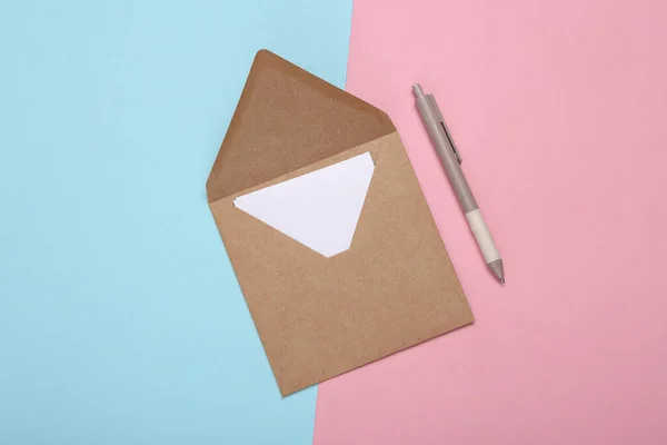 Ambachtelijke Envelop Met Brief Pen Blauw Roze Pastelachtergrond Bovenaanzicht — Stockfoto