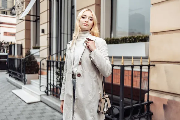 Porträtt Ung Mode Blond Kvinna Höst Trenchcoat Mot Bakgrund Urban — Stockfoto