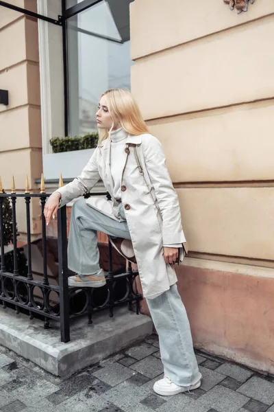 Porträtt Ung Mode Blond Kvinna Höst Trenchcoat Mot Bakgrund Urban — Stockfoto