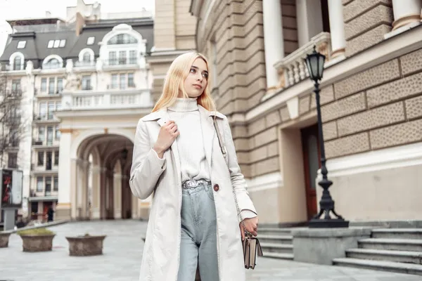 Porträtt Ung Mode Blond Kvinna Höst Trenchcoat Mot Bakgrund Urban — Stockfoto