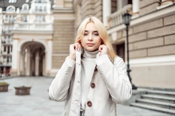 Porträtt Ung Mode Blond Kvinna Höst Trenchcoat Mot Bakgrund Urban — Stockfoto