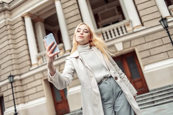 Mladé Stylové Blondýny Žena Dělá Selfie Smartphone Městě — Stock fotografie