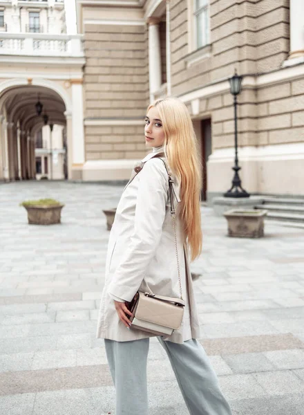 Porträtt Ung Mode Blond Kvinna Höst Trenchcoat Mot Bakgrund Urban — Stockfoto