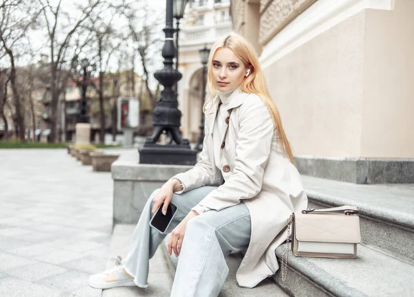 Ung Mode Blond Kvinna Trenchcoat Sitter Trappor Staden Och Håller — Stockfoto