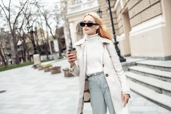 Giovane Donna Bionda Occhiali Sole Trench Con Una Tazza Caffè — Foto Stock