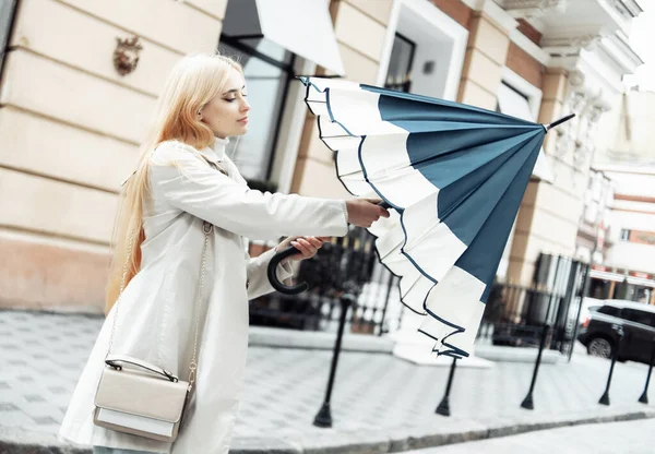 Ung Blond Kvinna Väntan Regn Öppnar Paraply Staden — Stockfoto