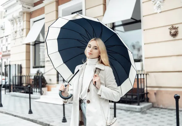 Junge Blonde Frau Trenchcoat Mit Regenschirm Der Stadt — Stockfoto