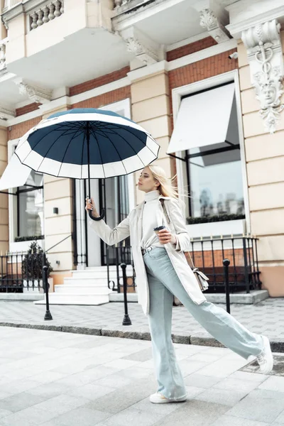 Ung Blond Kvinna Trenchcoat Med Paraply Och Kaffekopp Staden — Stockfoto