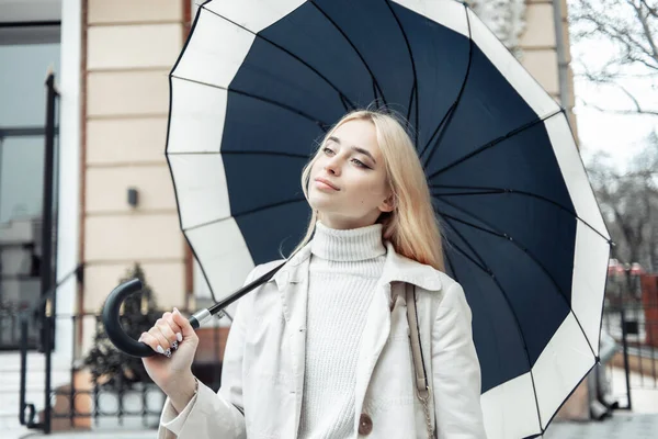 Junge Blonde Frau Trenchcoat Mit Regenschirm Der Stadt — Stockfoto