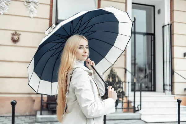 Jonge Blonde Vrouw Trench Jas Met Paraplu Stad — Stockfoto