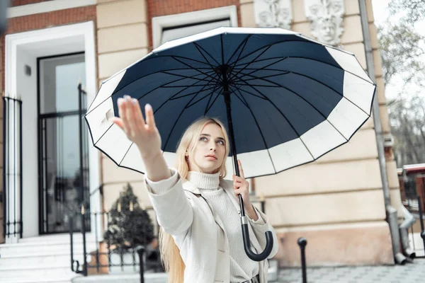 Junge Blonde Frau Mit Regenschirm Wartet Der Stadt Auf Den — Stockfoto